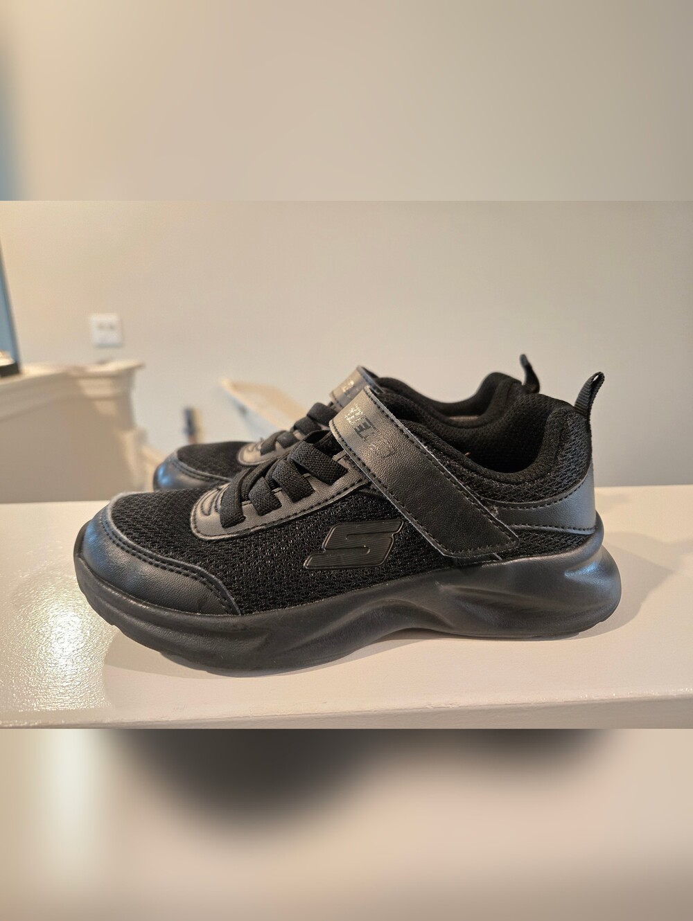 Skechers Kids Black Lightweight Hook-and-Loop Sneakers Size 12